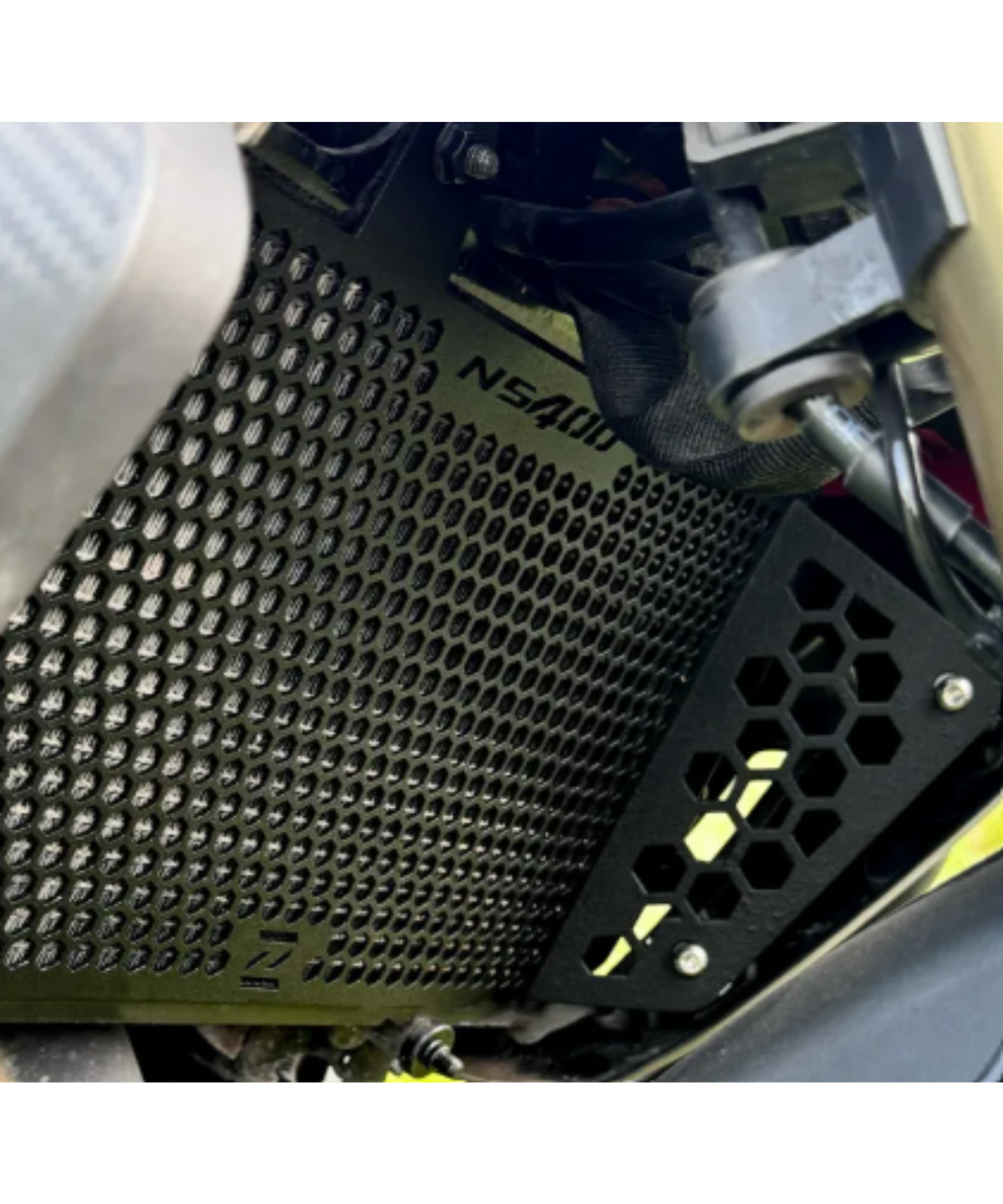 Zana Pulsar NS400Z Radiator Guard Honeycomb - Black - ZI-8516 - Zana
