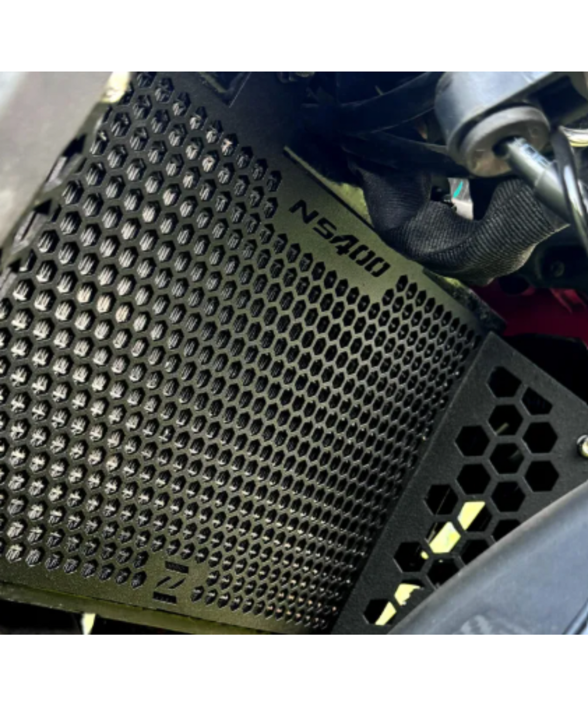 Zana Pulsar NS400Z Radiator Guard Honeycomb - Black - ZI-8516 - Zana