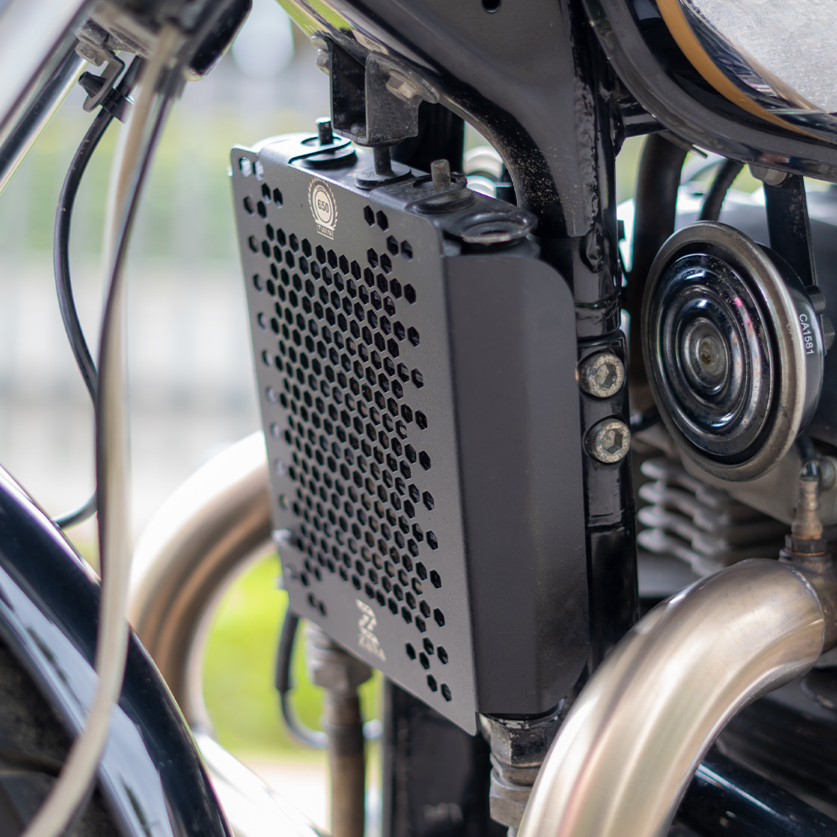 Zana Royal Enfield GT / Interceptor 650 / Bear 650 Radiator Guard Honeycomb Aluminium - Black - ZI-8062 - Zana