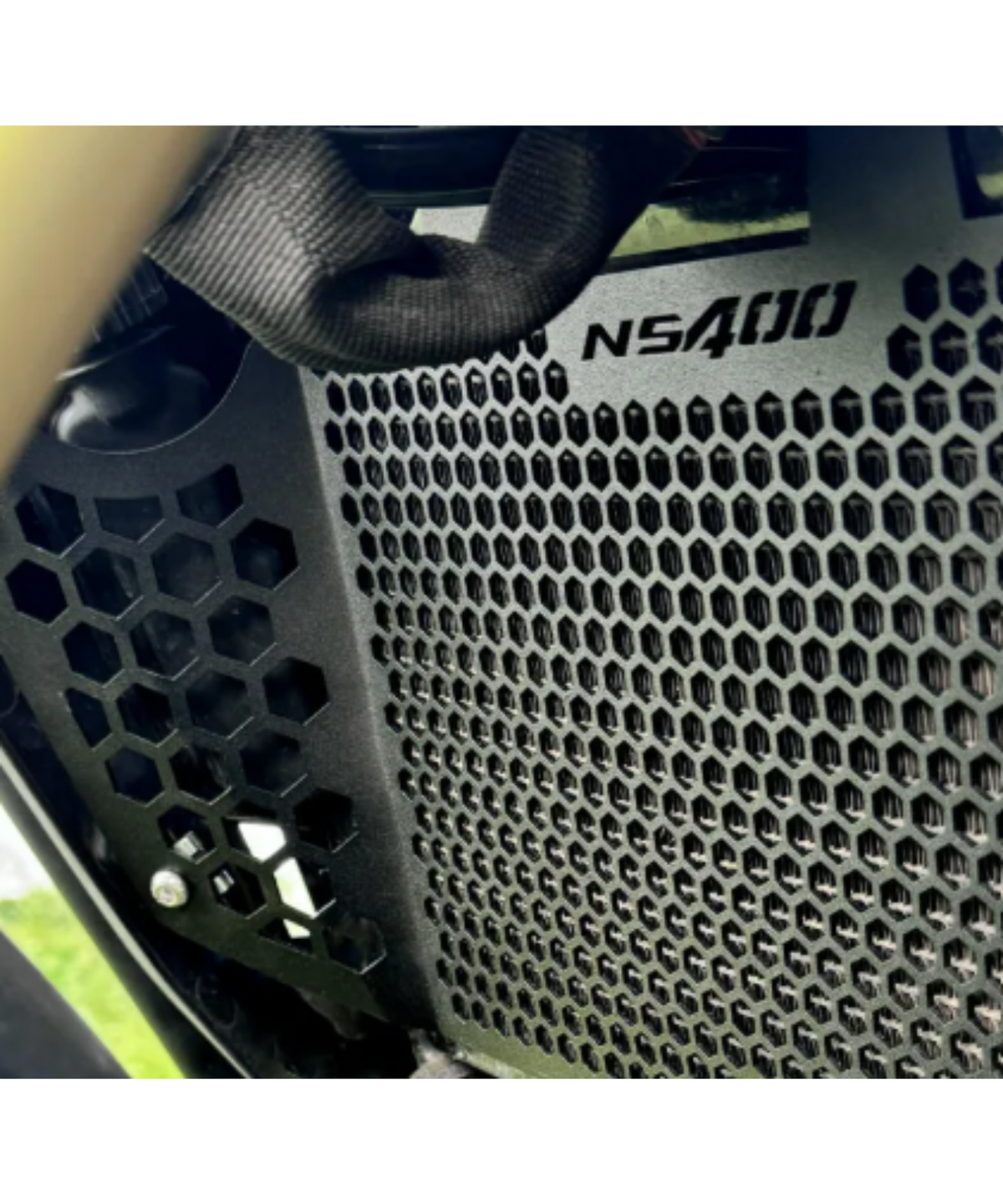Zana Pulsar NS400Z Radiator Guard Honeycomb - Black - ZI-8516 - Zana