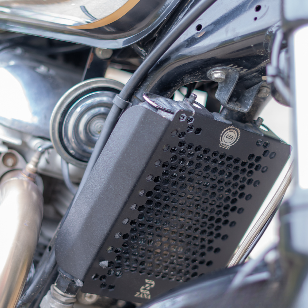 Zana Royal Enfield GT / Interceptor 650 / Bear 650 Radiator Guard Honeycomb Aluminium - Black - ZI-8062 - Zana