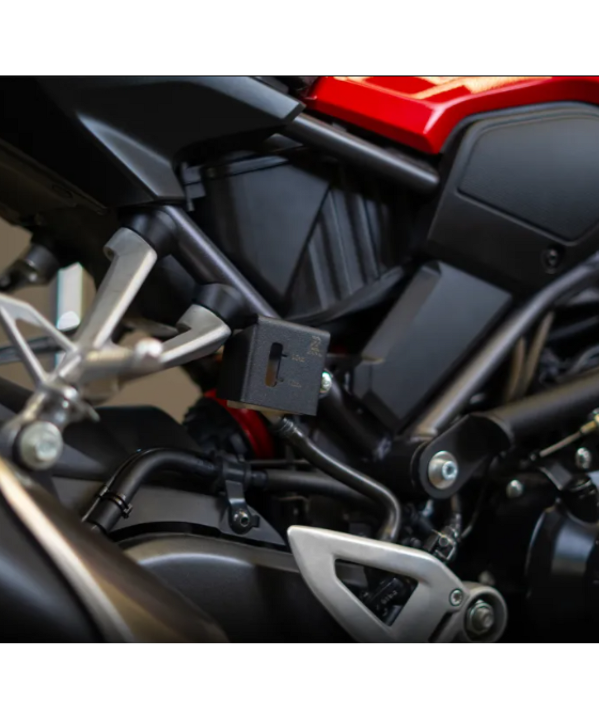 Zana Honda CB 300R / Pulsar NS400Z Rear Fluid Reservoir Cover - ZI-8250 - Zana